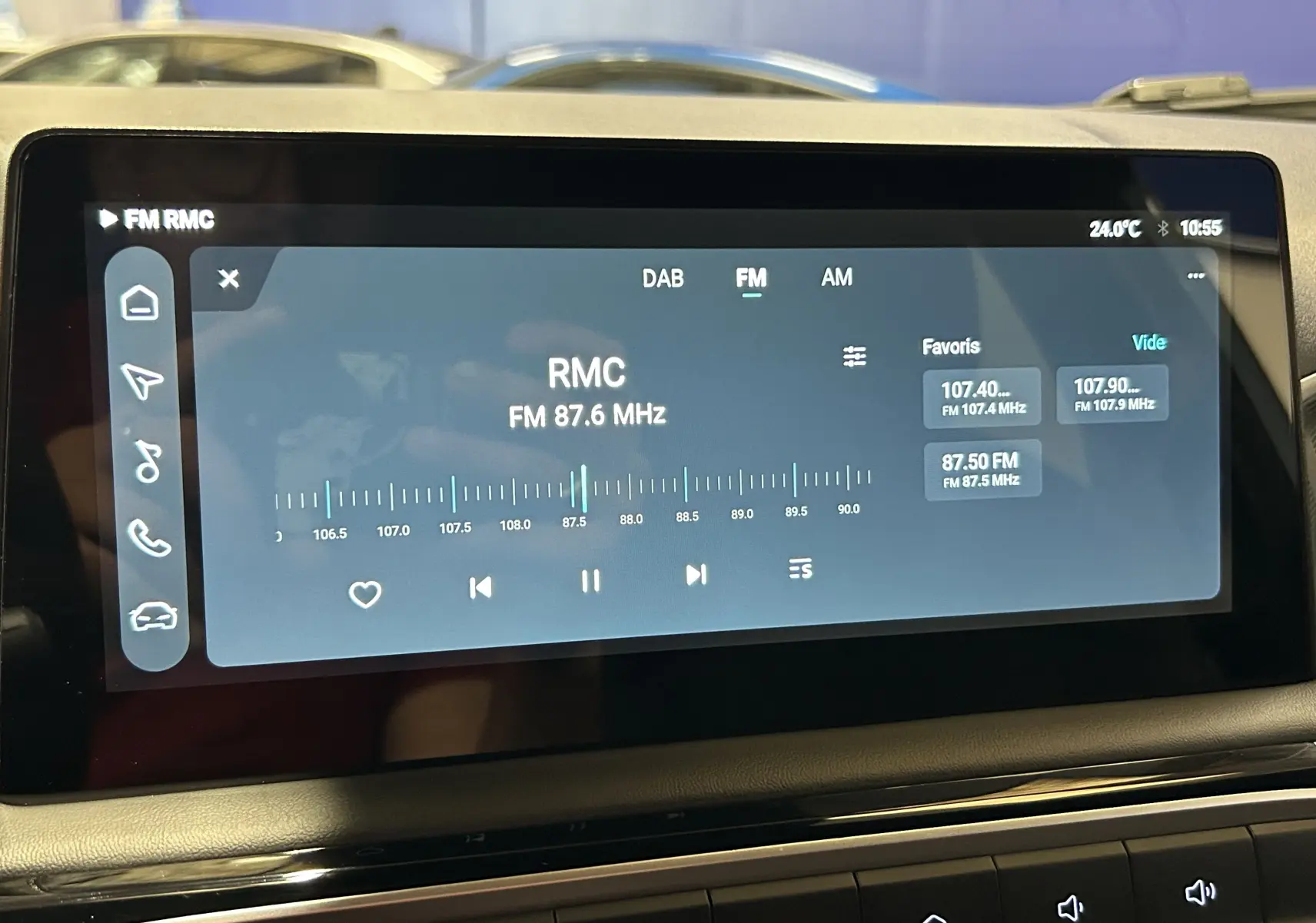 Écran tactile central du MG3 1.5 Hybrid+ 195 Luxury affichant la radio FM sur fond noir, intérieur moderne.