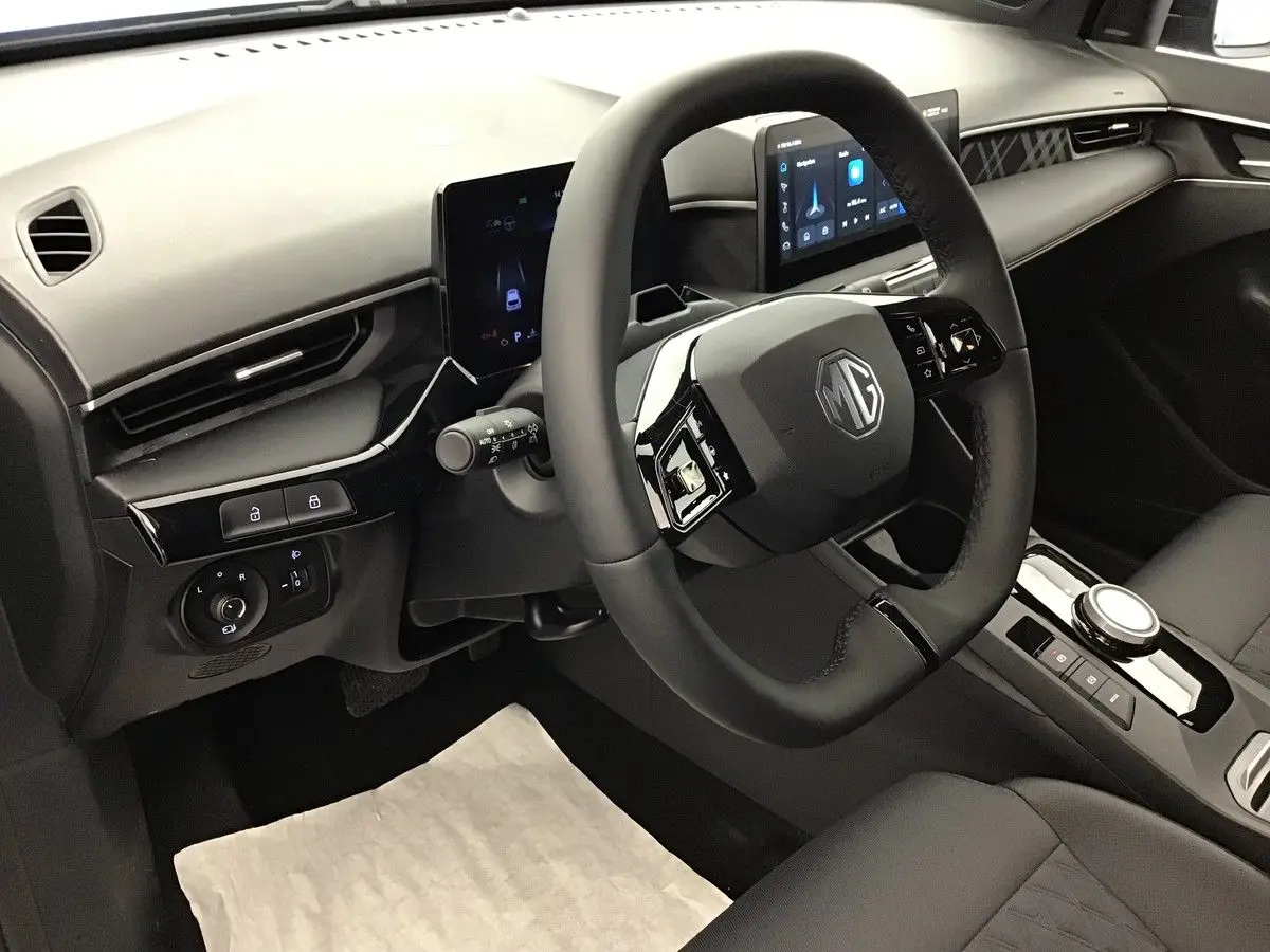Vue intérieure du poste de conduite du MG3 1.5 Hybrid+ 195 Luxury avec volant multifonction et écran digital.
