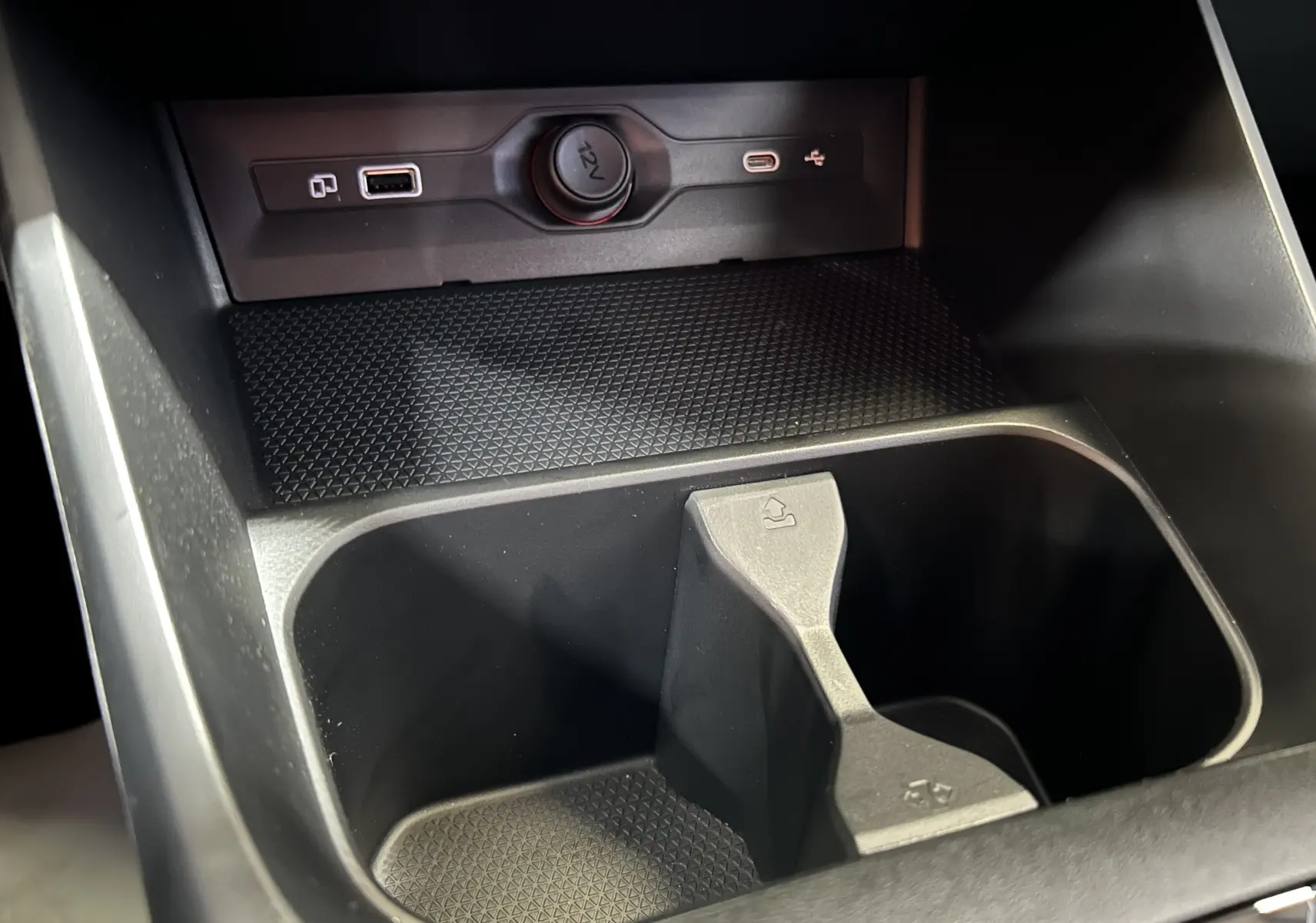 Gros plan sur le rangement central avec ports USB et prise 12V de l'intérieur noir du MG3 1.5 Hybrid+ 195 Luxury.