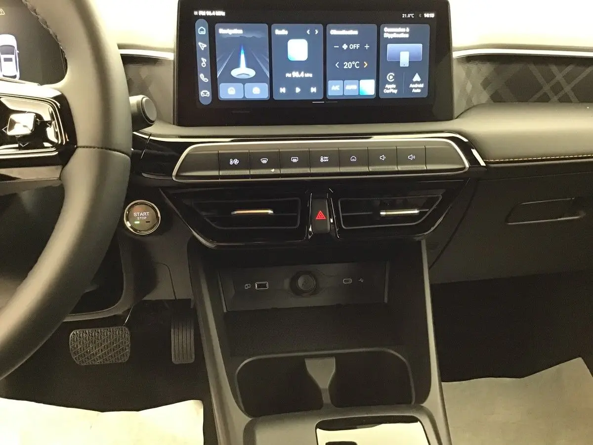 Vue rapprochée de la console centrale du MG3 1.5 Hybrid+ 195 Luxury Pebble Black avec écran tactile et bouton start/stop.
