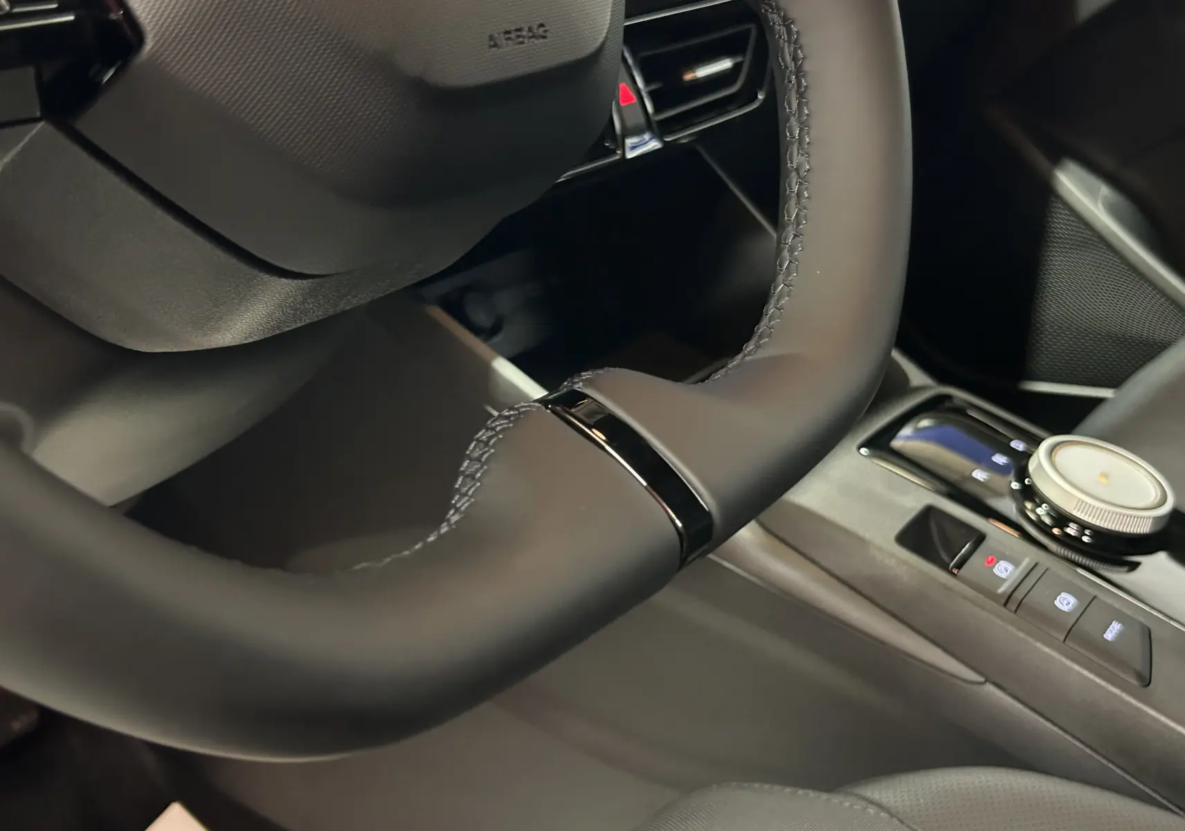 Gros plan sur le volant noir et la console centrale avec molette de la MG3 1.5 Hybrid+ 195 Luxury 2026.