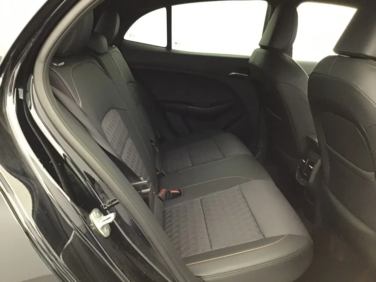 Vue intérieure côté gauche des sièges arrière noirs avec surpiqûres contrastantes d'une MG3 1.5 Hybrid+ Pebble Black 2026.