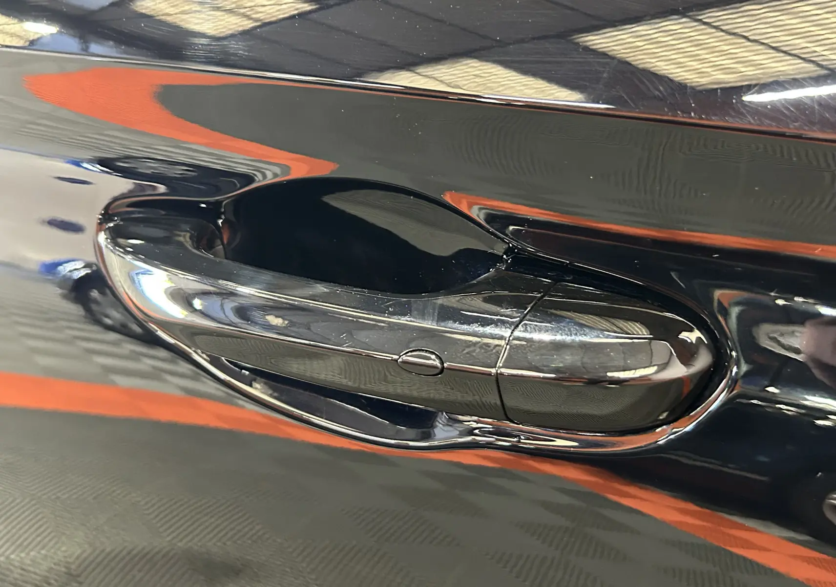 Poignée de porte côté gauche en gros plan sur MG3 Hybrid+ 195 Luxury Pebble Black avec finition brillante.