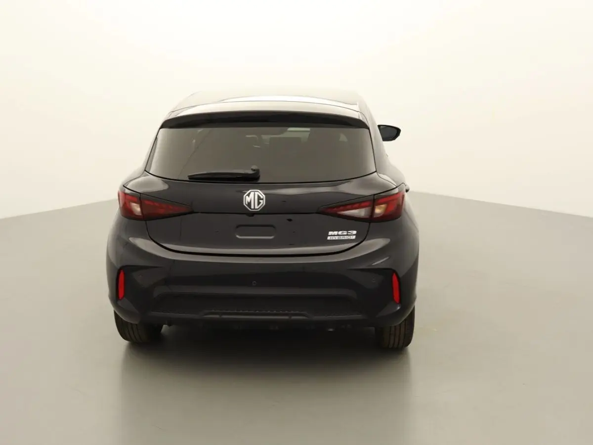 Vue arrière d'une MG3 1.5 Hybrid+ Pebble Black 2026 avec feux effilés et logo MG centré.