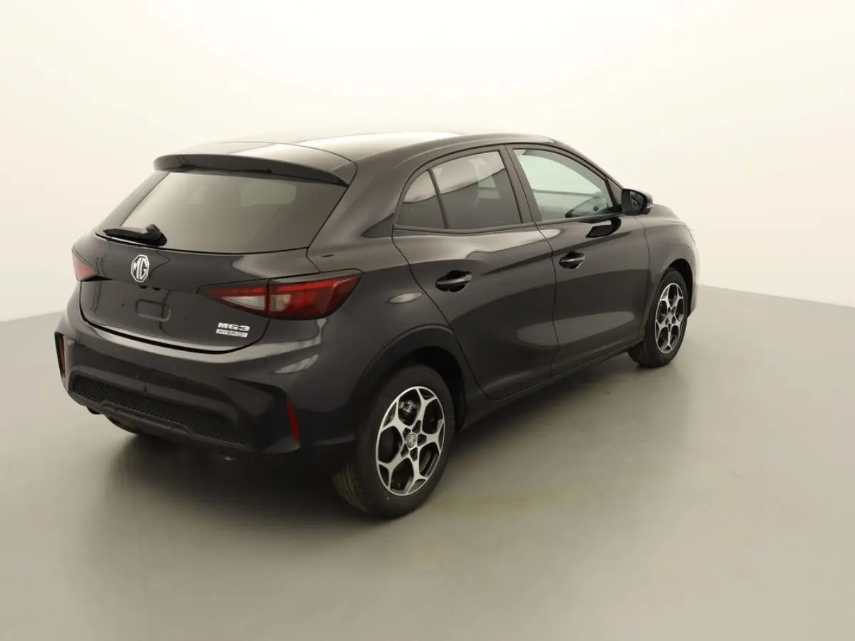 Vue 3/4 arrière droite de la MG3 1.5 Hybrid+ 195 Luxury Pebble Black avec jantes alliage et feux arrière LED.