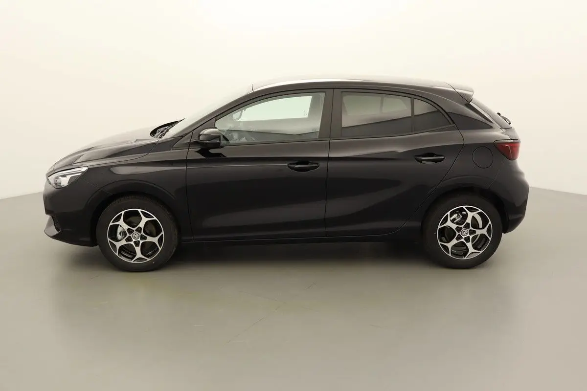 Vue de profil côté gauche d'une MG3 1.5 Hybrid+ 195 Luxury noire Pebble Black sur fond neutre.
