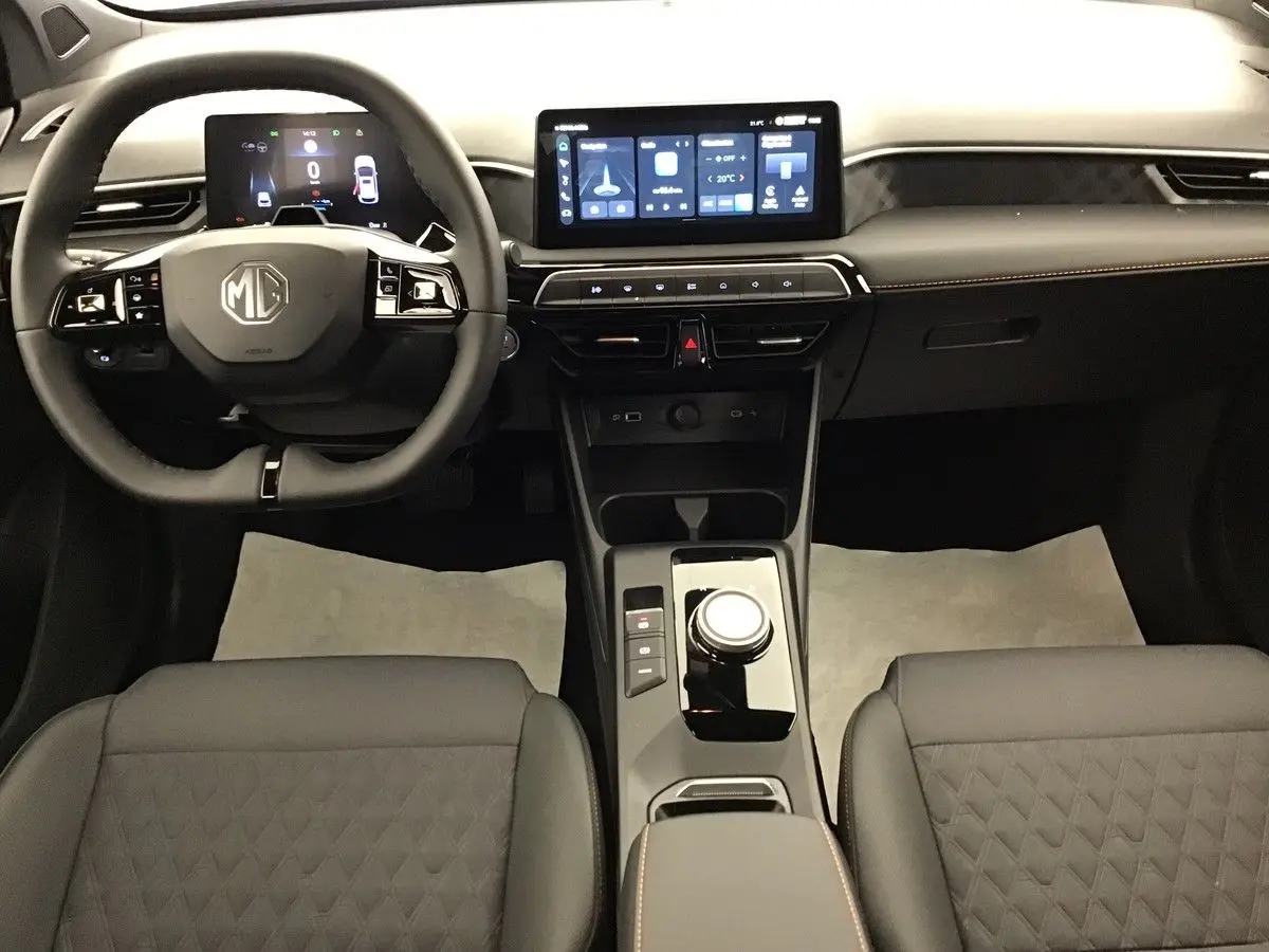 Vue intérieure frontale du tableau de bord et volant du MG3 1.5 Hybrid+ 195 Luxury avec écran tactile et sellerie noire.