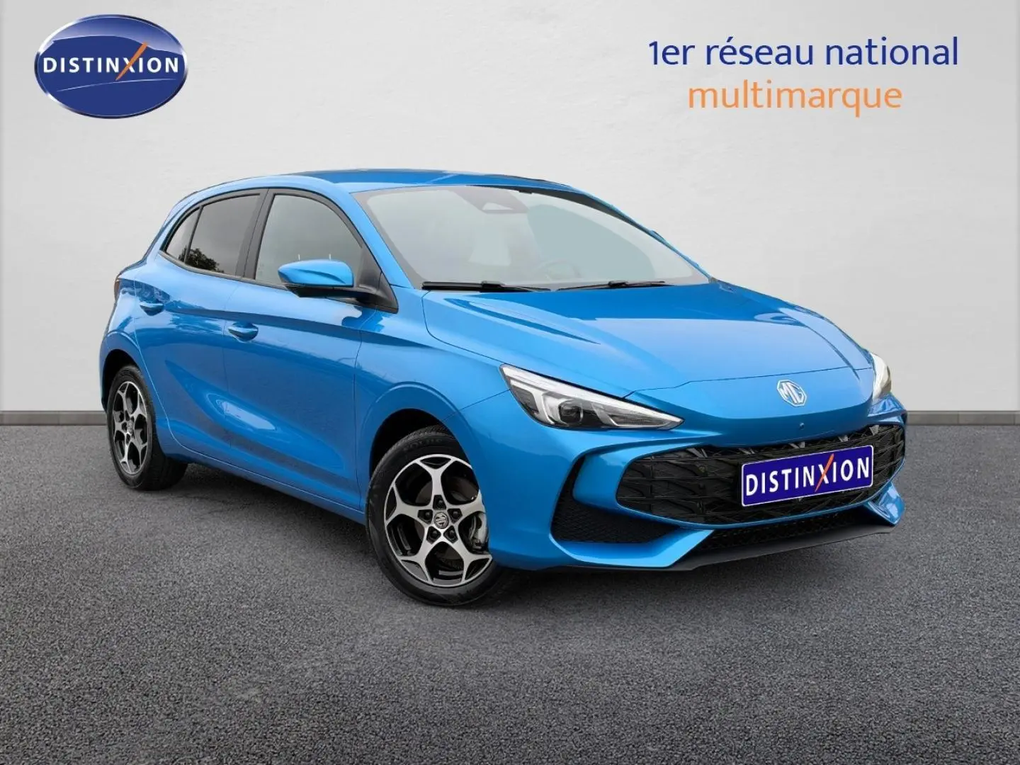 Vue 3/4 avant droite de la MG3 1.5 Hybrid+ Luxury en Como Blue métallisé avec jantes alu distinctives.