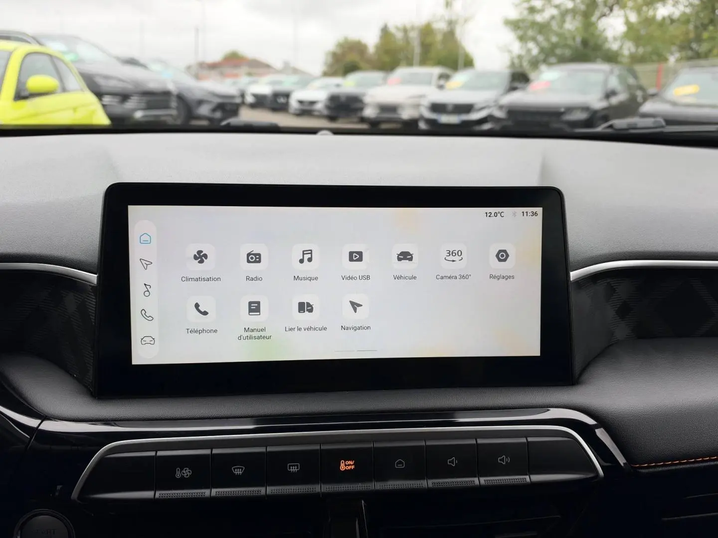 Vue intérieure centrée sur l'écran tactile multifonction du tableau de bord du MG3 1.5 Hybrid+ 2025.