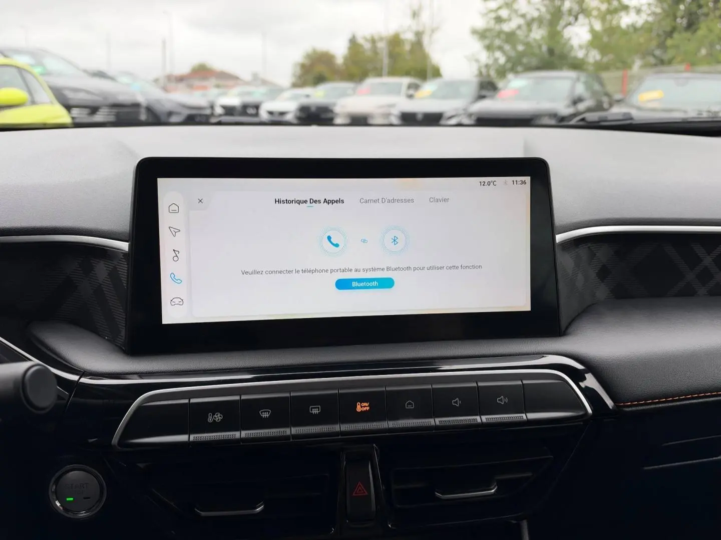Vue intérieure du tableau de bord du MG3 1.5 Hybrid+ 195ch Luxury avec écran tactile et finitions noires.