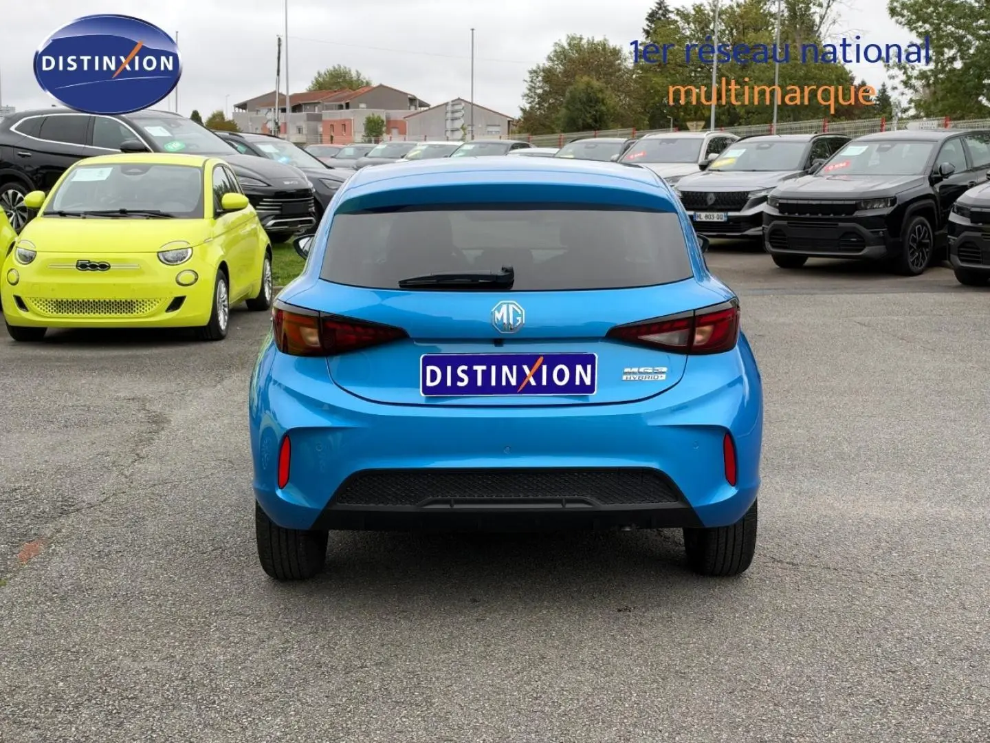 Vue arrière d'une MG3 1.5 Hybrid+ 195ch Luxury en Como Blue métallisé avec vitres arrière surteintées.