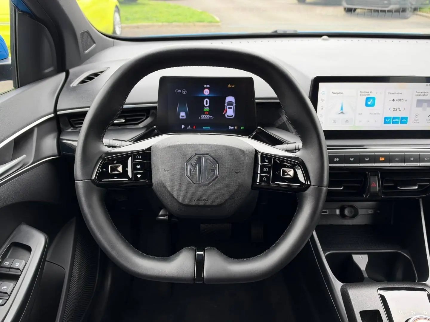 Vue intérieure centrée sur le volant cuir multifonction noir du MG3 1.5 Hybrid+ 195ch avec écran digital et tableau de bord moderne.