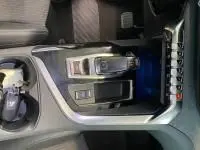 Gros plan sur la console centrale du Peugeot 5008 bleu célèbes 2022, mettant en valeur la boîte auto et commandes modernes.