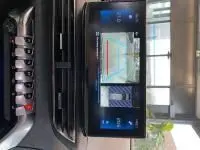Écran tactile du Peugeot 5008 bleu célèbes affichant la caméra de recul et les aides au stationnement.