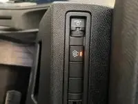 Gros plan sur les commandes d'éclairage du tableau de bord d'un Peugeot 5008 bleu Célèbes, version 2022.