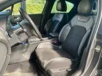 Intérieur avant droit de la DS4 THP 210ch gris Platinium de 2017, sièges en cuir et tableau de bord moderne visible.