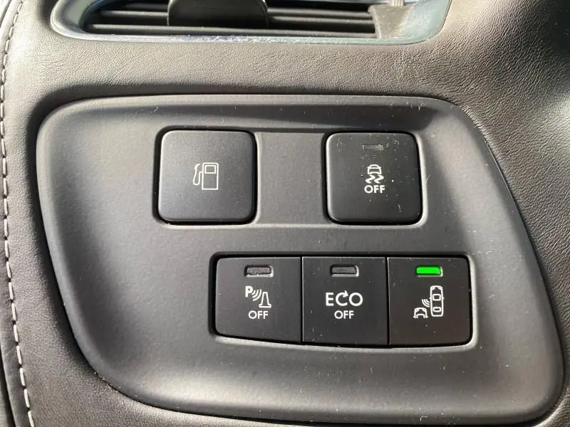 Gros plan sur les commandes intérieures du DS4 gris Platinium, montrant les boutons de sécurité et d'assistance au conducteur.