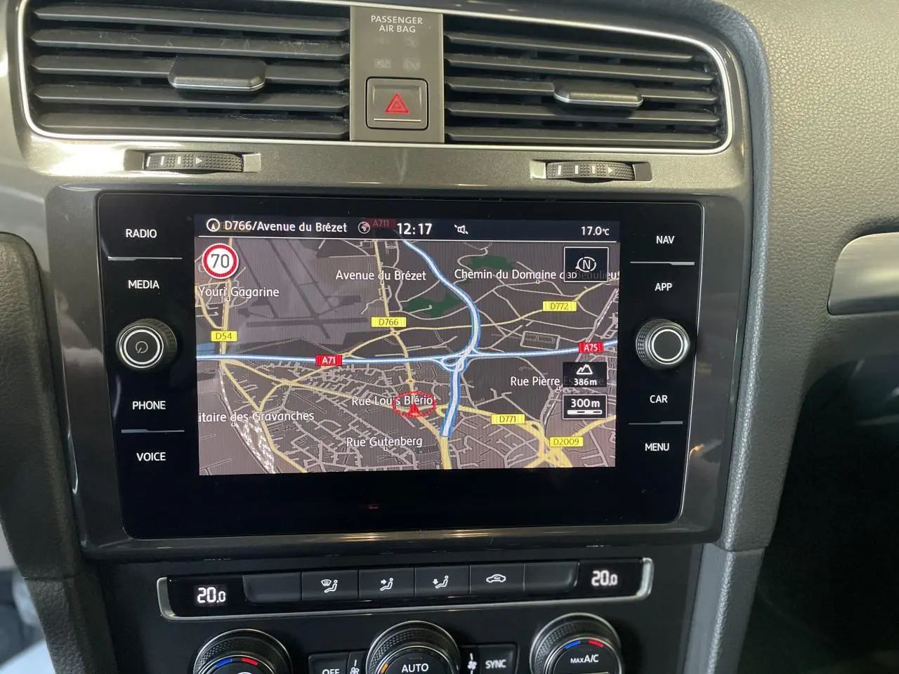 Tableau de bord de Volkswagen Golf SW gris foncé 2017 avec écran tactile affichant la navigation et commandes climatisation.