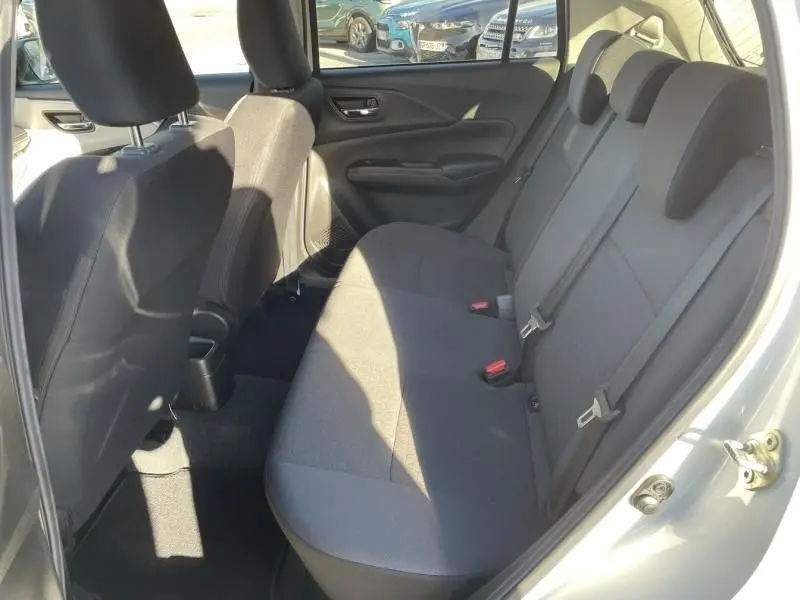 Vue intérieure côté droit des sièges arrière en tissu gris d'une Suzuki Swift blanche 2025, version hybride essence automatique.