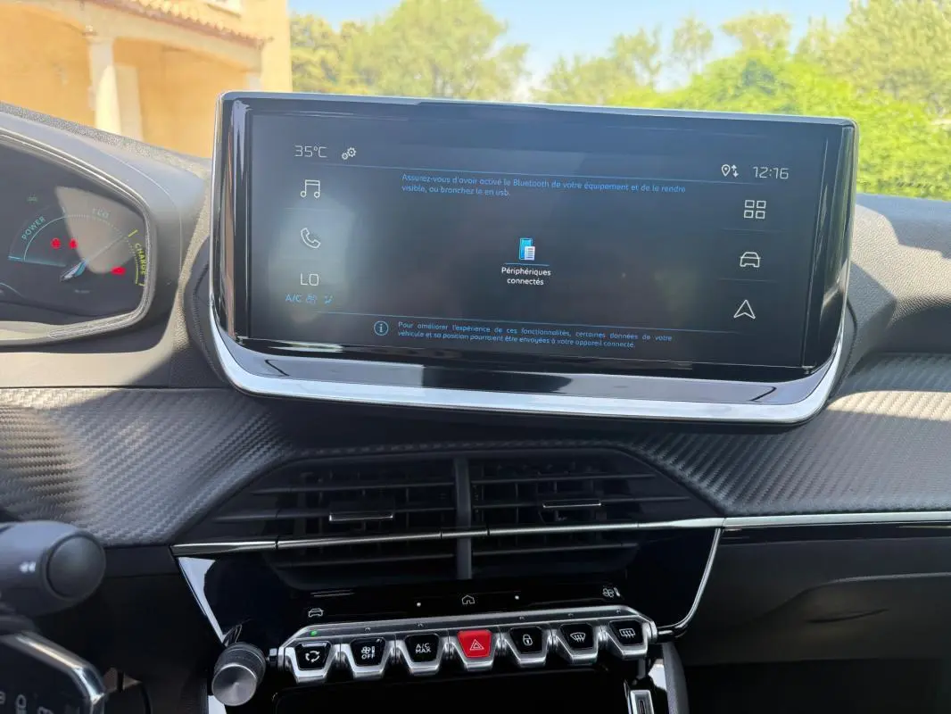 Vue rapprochée de l’écran tactile et des commandes centrales du Peugeot 2008 Hybrid 136 e-DCS6 Style noir, intérieur moderne.