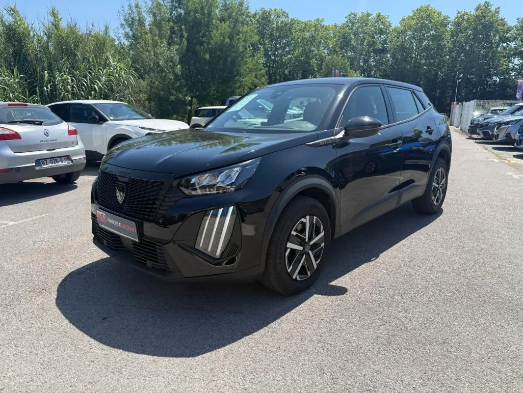 Peugeot 2008 Hybrid noir vue 3/4 avant droit, avec calandre noire et jantes 16 pouces distinctives.