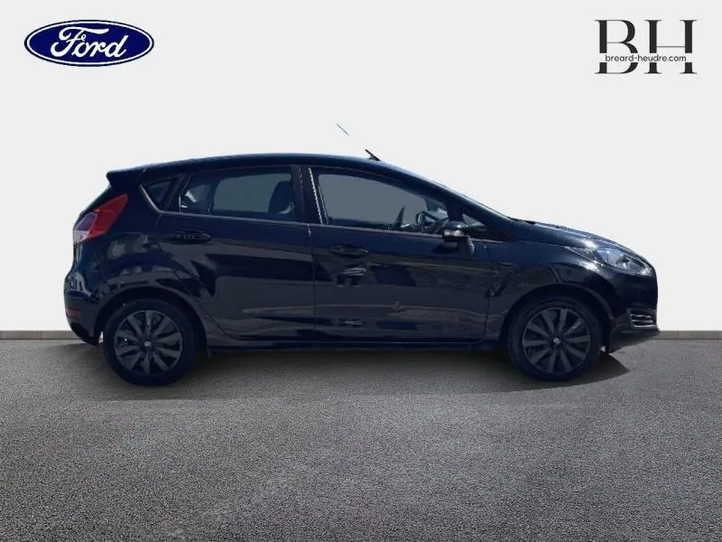 Vue de profil côté gauche d'une Ford Fiesta noire 5 portes, version diesel 1.5 TDCi Stop&Start de 2015.