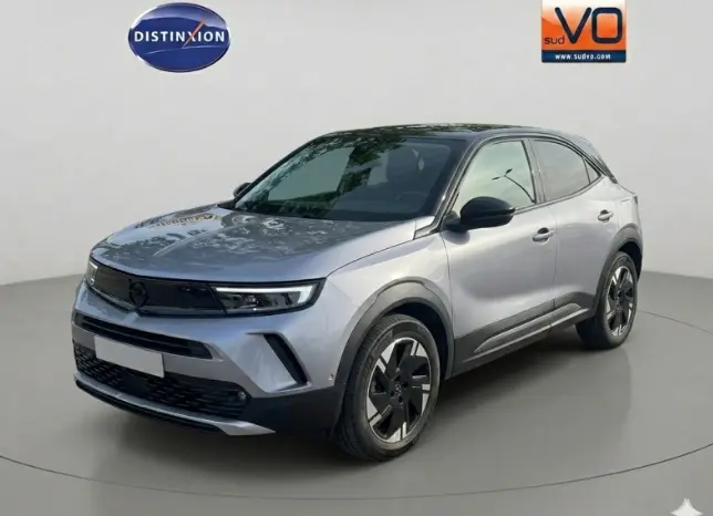 Vue 3/4 avant droite de l’Opel Mokka électrique gris avec jantes alliage 17 pouces et vitres surteintées.