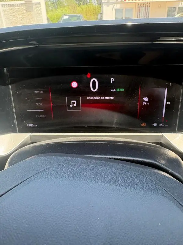 Tableau de bord numérique de l’Opel Mokka électrique 2025, affichage central avec vitesse à zéro et autonomie batterie visible.