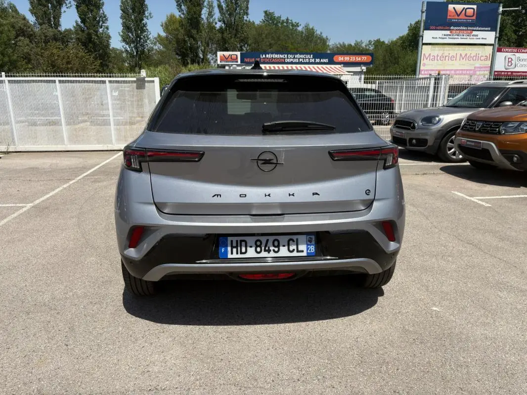 Vue arrière d’un Opel Mokka électrique gris 2025 avec vitres surteintées et jantes alliage 17 pouces.