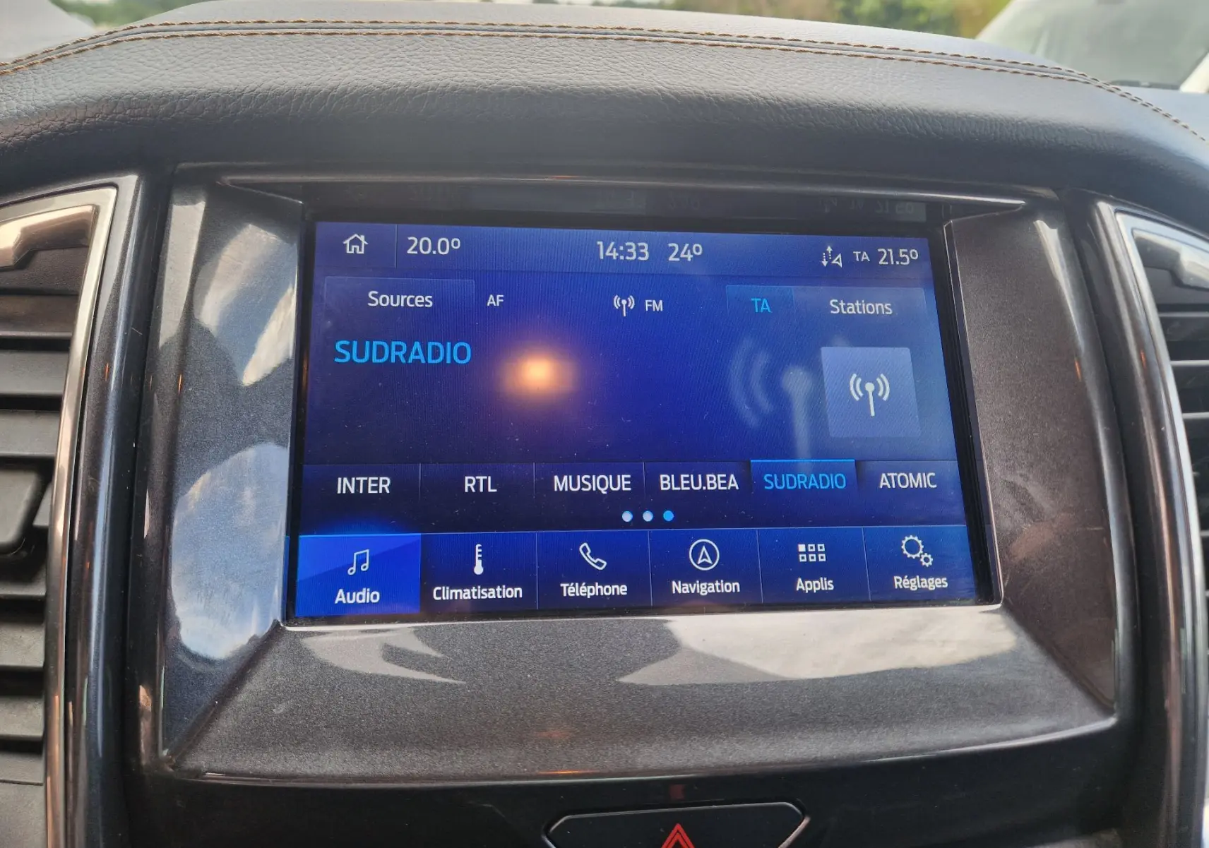 Écran tactile central du Ford Ranger Wildtrak 2020 affichant la radio Sudradio et les options multimédia.