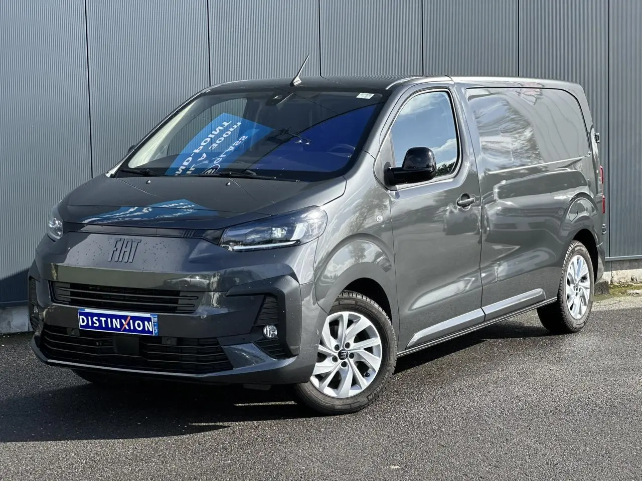 Vue 3/4 avant droite d’un FIAT Scudo Fourgon gris Platinium avec jantes alliage 17 pouces et calandre noire.