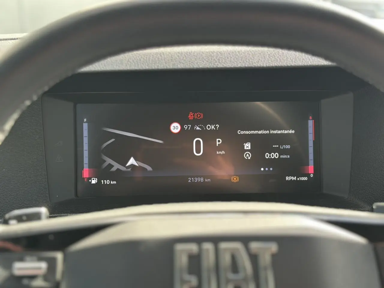 Vue du tableau de bord numérique du FIAT Scudo Fourgon gris platinium, affichant la vitesse et la navigation.