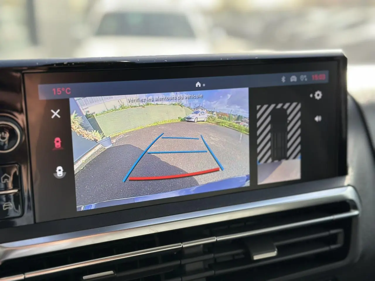 Écran de caméra de recul du FIAT Scudo Fourgon 2024 affichant l’arrière avec lignes de guidage colorées.