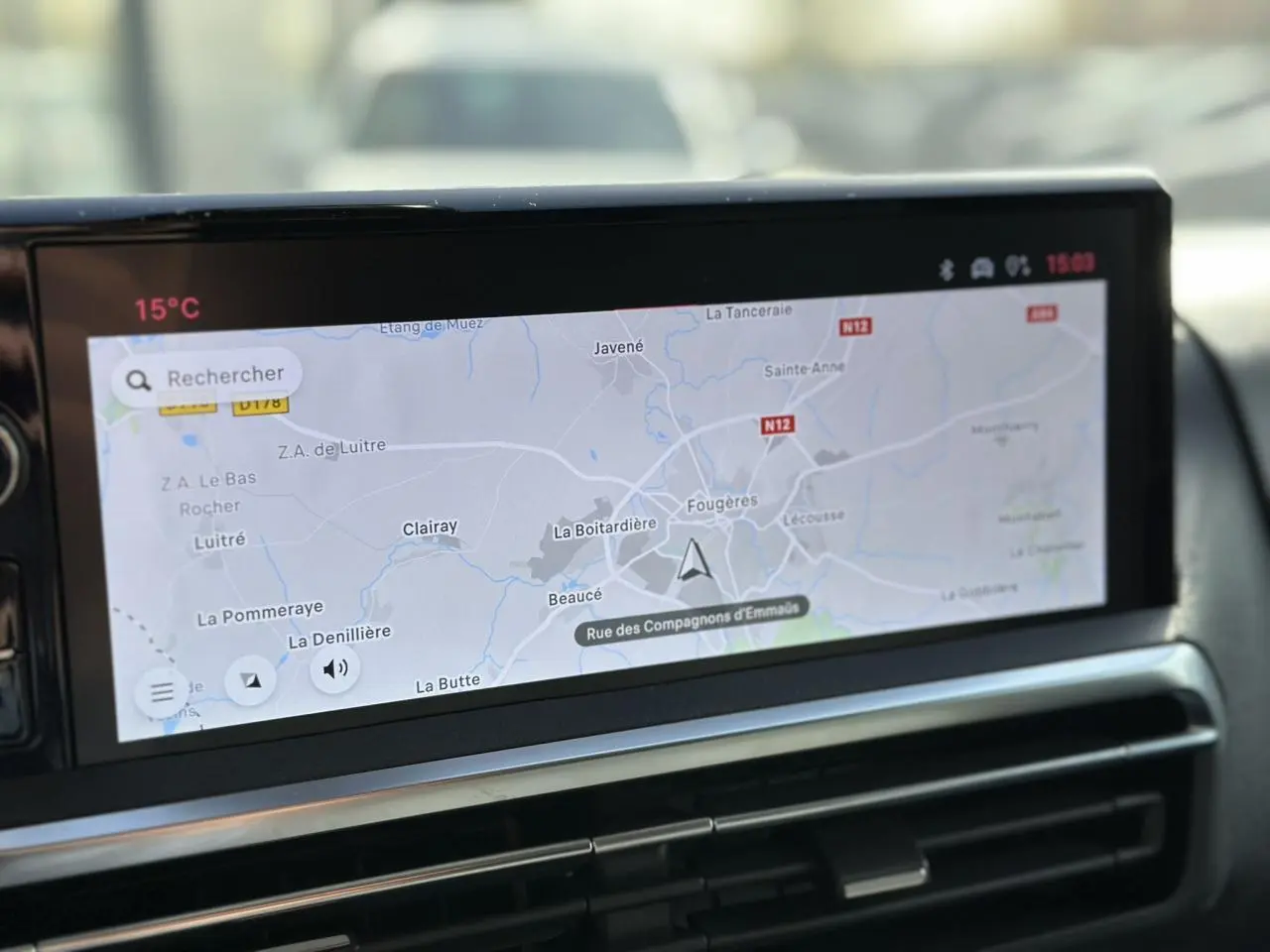 Écran GPS tactile intégré au tableau de bord du Fiat Scudo Fourgon 2024, affichant une carte routière.