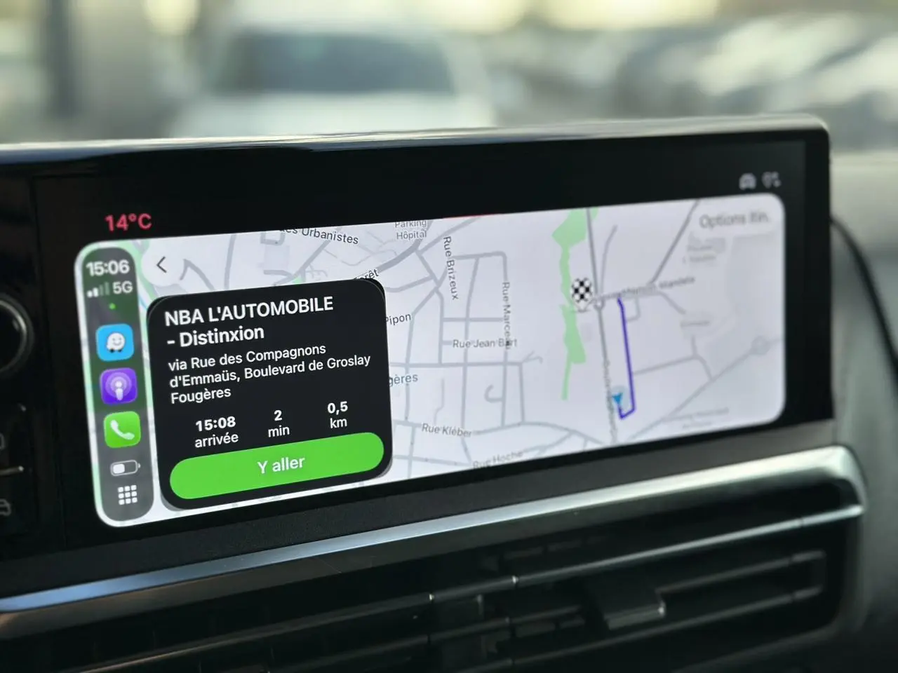 Écran GPS intégré du tableau de bord du Fiat Scudo Fourgon 2024, affichant un itinéraire en cours.