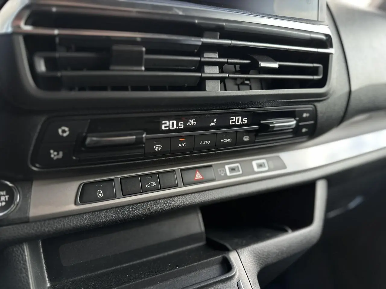 Détail du tableau de bord du Fiat Scudo Fourgon 2024, avec commandes climatisation digitale et boutons multifonctions noirs.