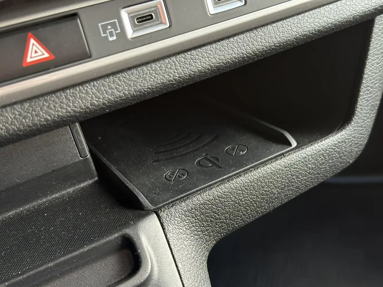 Détail intérieur montrant le chargeur induction noir intégré au tableau de bord du Fiat Scudo Fourgon gris Platinium 2024.