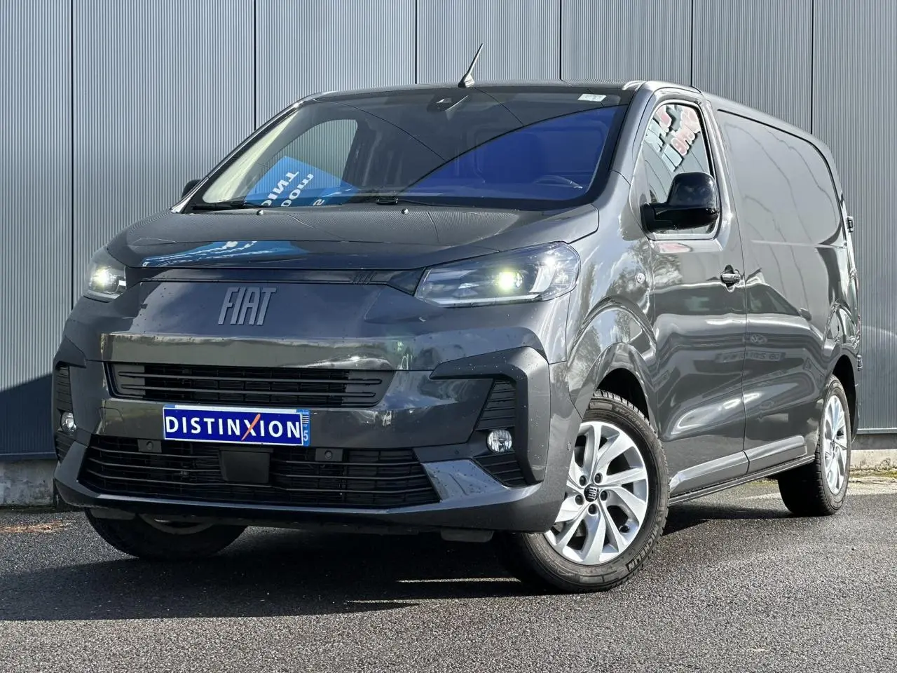 Fiat Scudo Fourgon gris Platinium en 3/4 avant droit, avec jantes alliage 17 pouces et phares LED allumés.