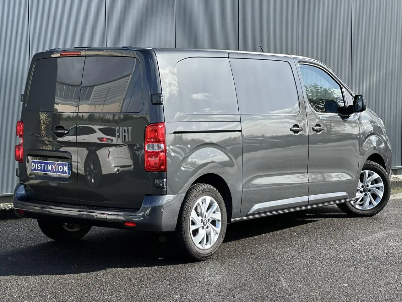 Fiat Scudo Fourgon gris Platinium en 3/4 arrière droit, avec jantes alliage 17 pouces et portes arrière battantes.