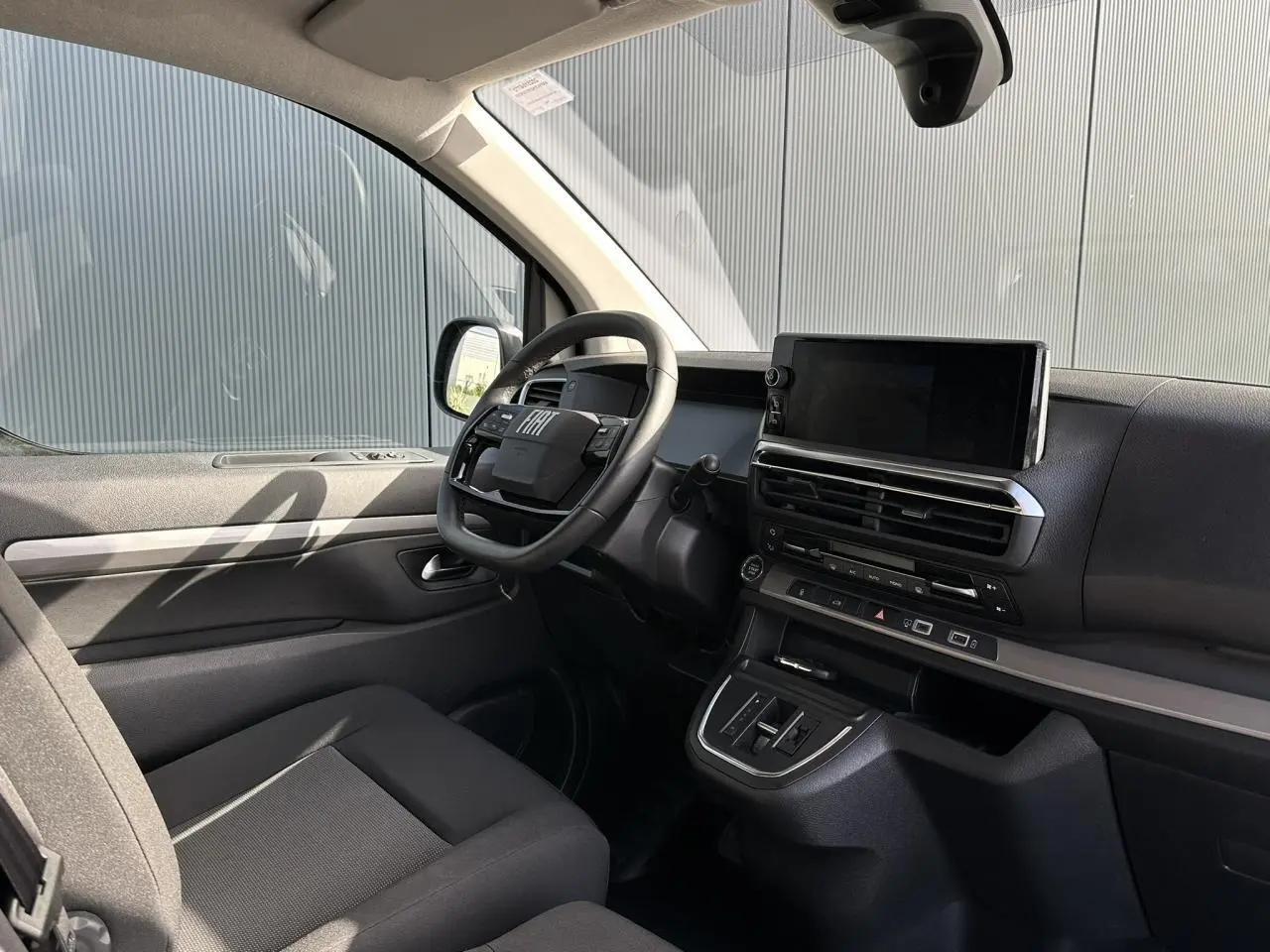 Vue intérieure côté conducteur du Fiat Scudo Fourgon 2024 avec tableau de bord moderne et écran tactile central.