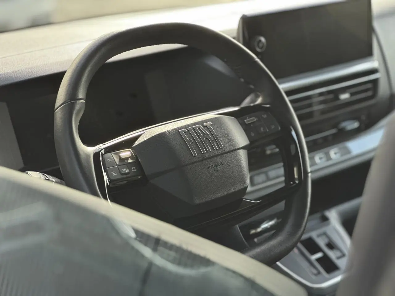 Vue rapprochée du volant noir FIAT et du tableau de bord moderne du Scudo Fourgon 2024.
