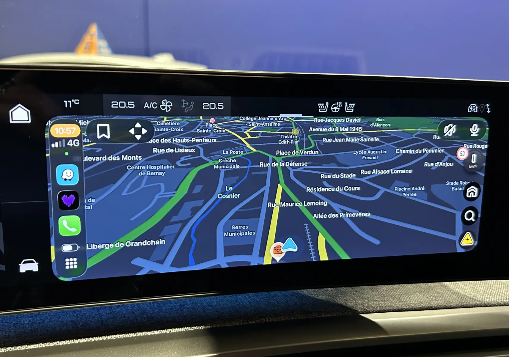 Écran tactile du système de navigation du Peugeot 5008 III Hybrid 145 GT affichant une carte détaillée en mode nuit.
