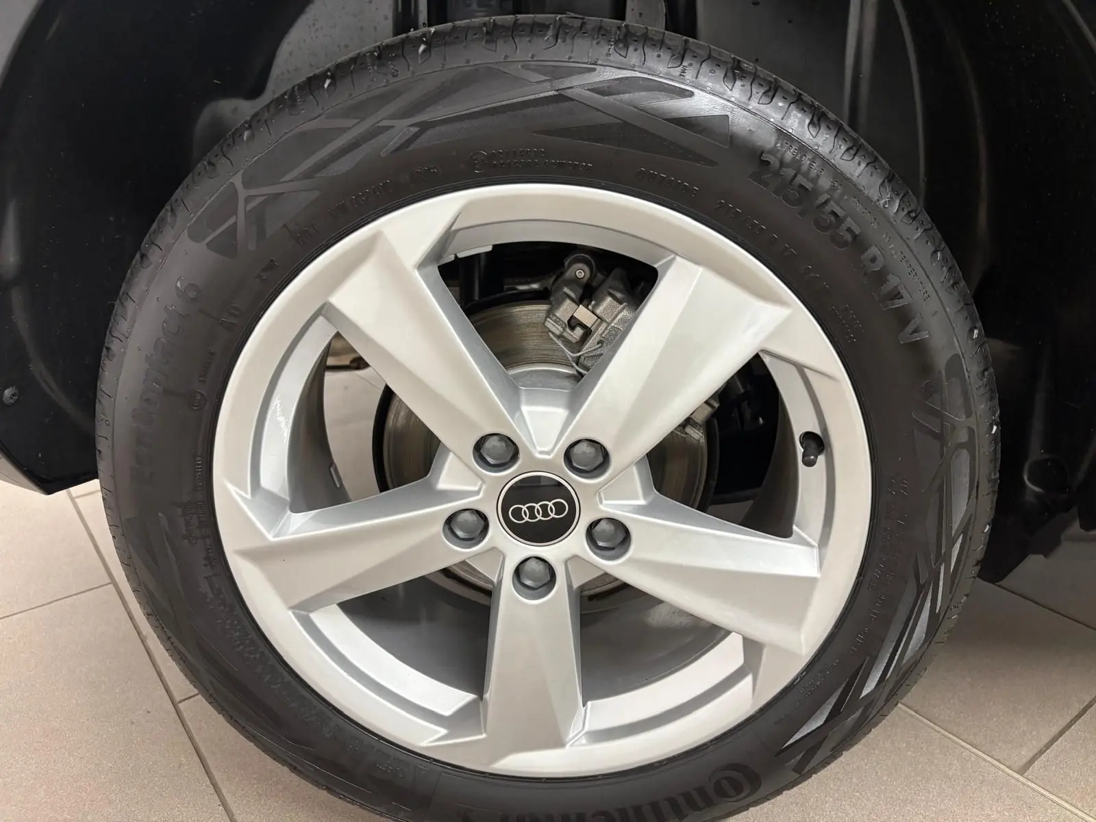 Gros plan sur la roue avant droite de l'Audi Q2 35 TFSI S Line 2026 avec jante alliage argent et pneu Continental.