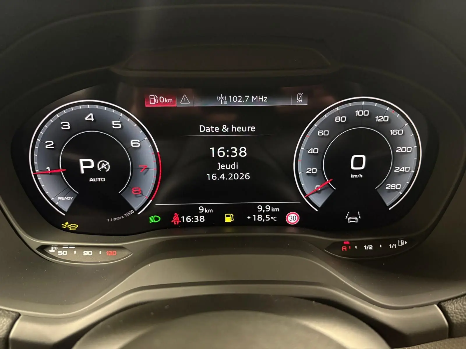 Vue rapprochée du tableau de bord numérique de l'Audi Q2 35 TFSI 2026 affichant vitesse, régime et informations de conduite.