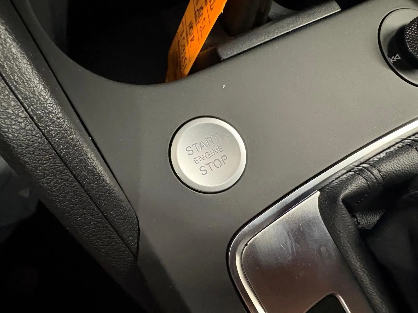 Détail du bouton Start Engine Stop sur la console centrale de l’Audi Q2 35 TFSI S Line 2026.