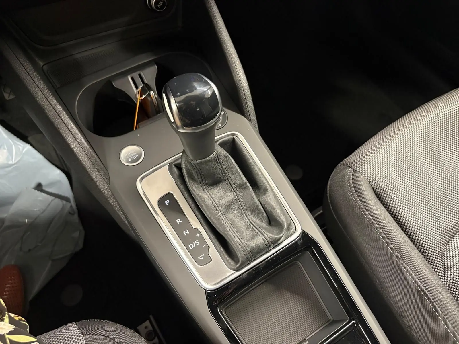 Gros plan sur la console centrale de l’Audi Q2 35 TFSI S Line 2026, montrant le levier de vitesse automatique et le bouton start/stop.