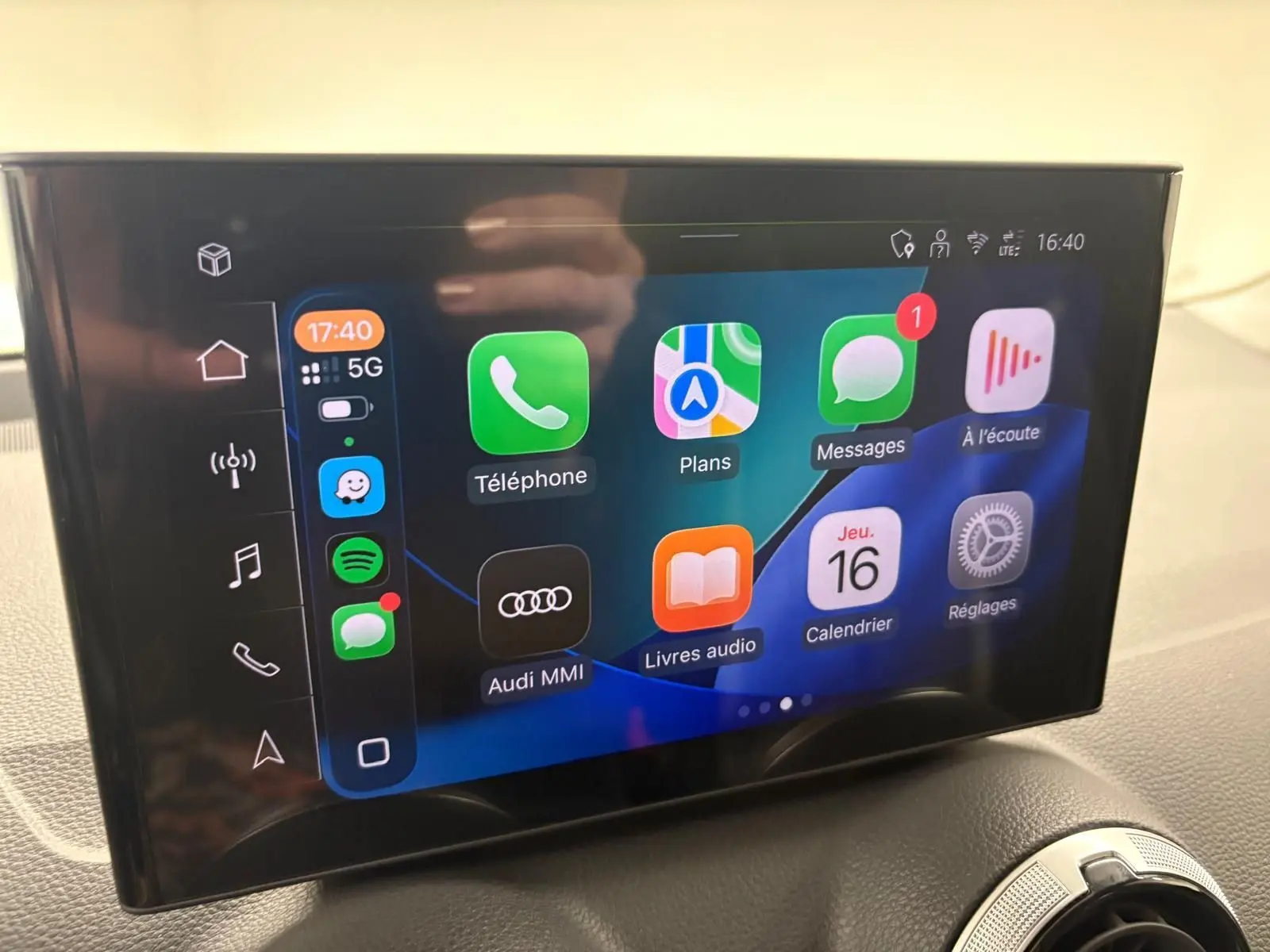 Écran tactile central de l’Audi Q2 35 TFSI S Line 2026 affichant les applications connectées, intérieur noir.