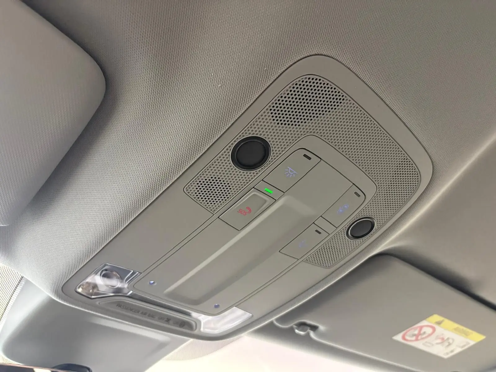 Vue intérieure du plafonnier avec commandes d’éclairage et bouton SOS de l’Audi Q2 Noir Mythic 2026.