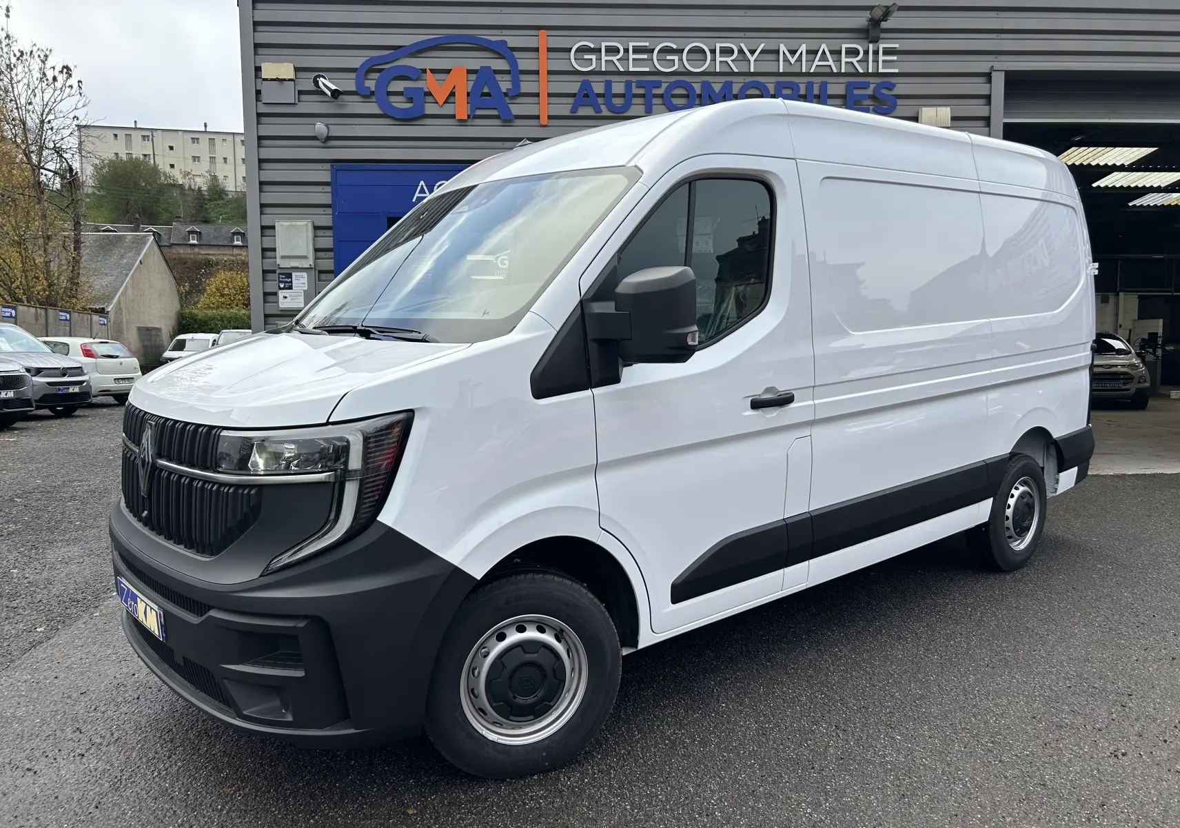 Fourgon Renault Master blanc en vue 3/4 avant droit, avec calandre noire et pare-chocs avant noir mat.