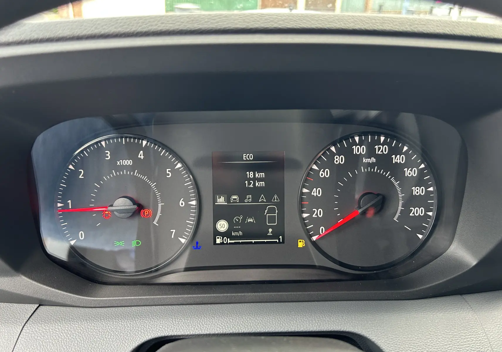 Tableau de bord du Renault Master 2025 montrant compte-tours, vitesse et écran central avec affichage ECO et alertes.